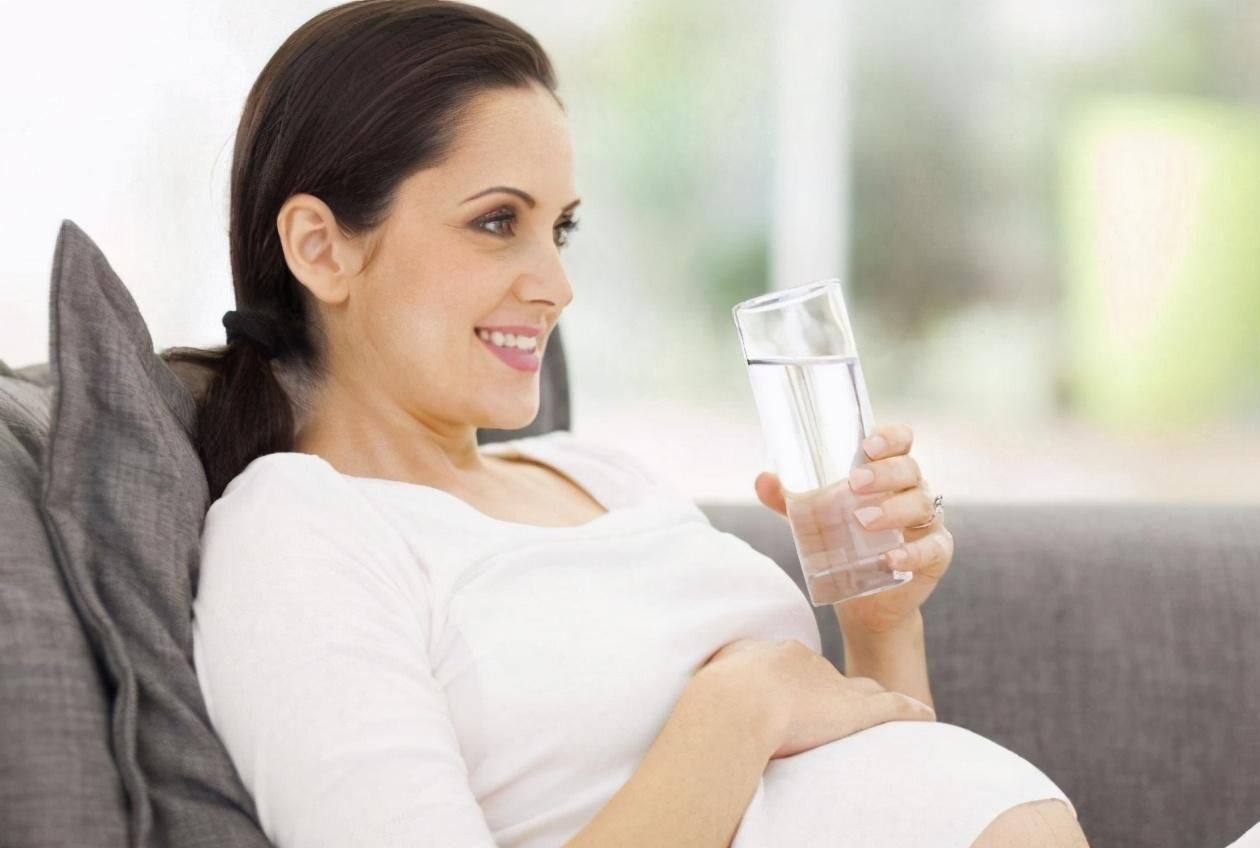 怀孕期间|孕期每天喝多少水合适?掌握正确“补水”方法,对胎宝宝有好处
