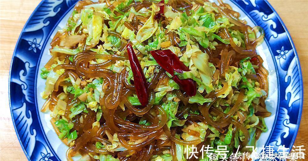 好吃|包菜炒粉条怎么做才好吃？教你1个小技巧，不坨不粘锅，味道也香