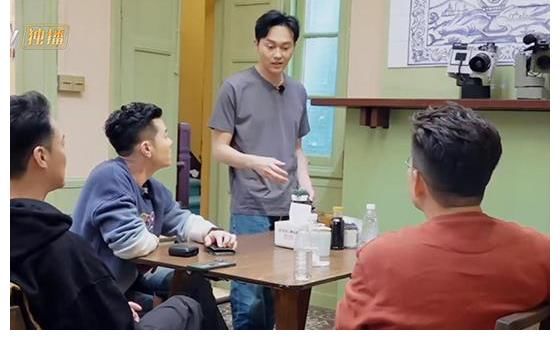 陈小春遭遇财政滑铁卢,结错钱被兄弟追着教育,还套路前辈入股