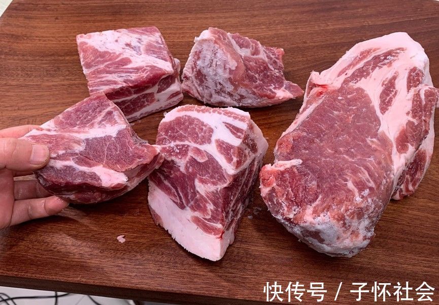 从冰箱拿出的冻肉，记得不要加水泡，教你一招，吃起来跟鲜肉一样