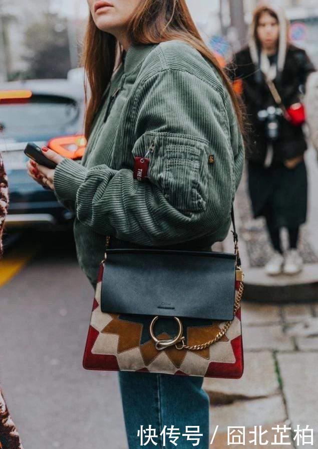 50岁的女人,过年最好少穿“红一套”!试试这3种穿搭,特优雅