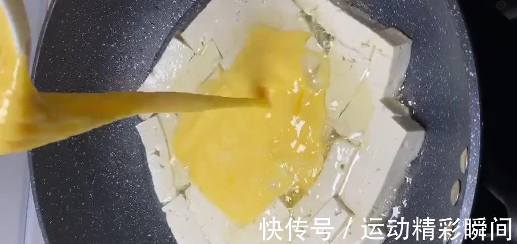 青椒烧豆腐，不炒不炸滑嫩入味，10分钟就上桌，适合上班族的菜