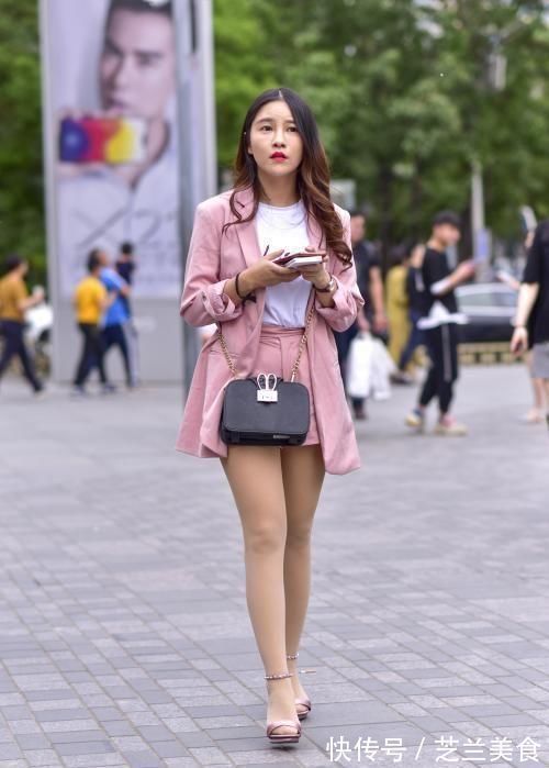 破洞牛仔裤 温婉清新的美女,时尚裙子新穿搭,又有谁能不爱呢?