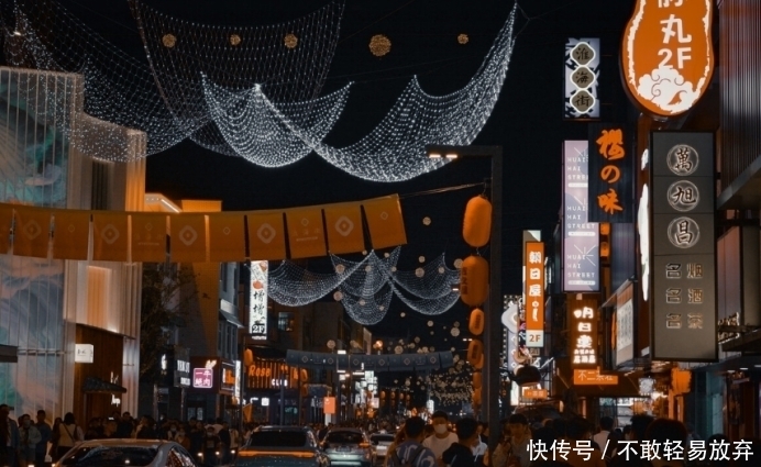 这条街26年前就是网红街，升级改造后更火了，漂亮姑娘排队打卡