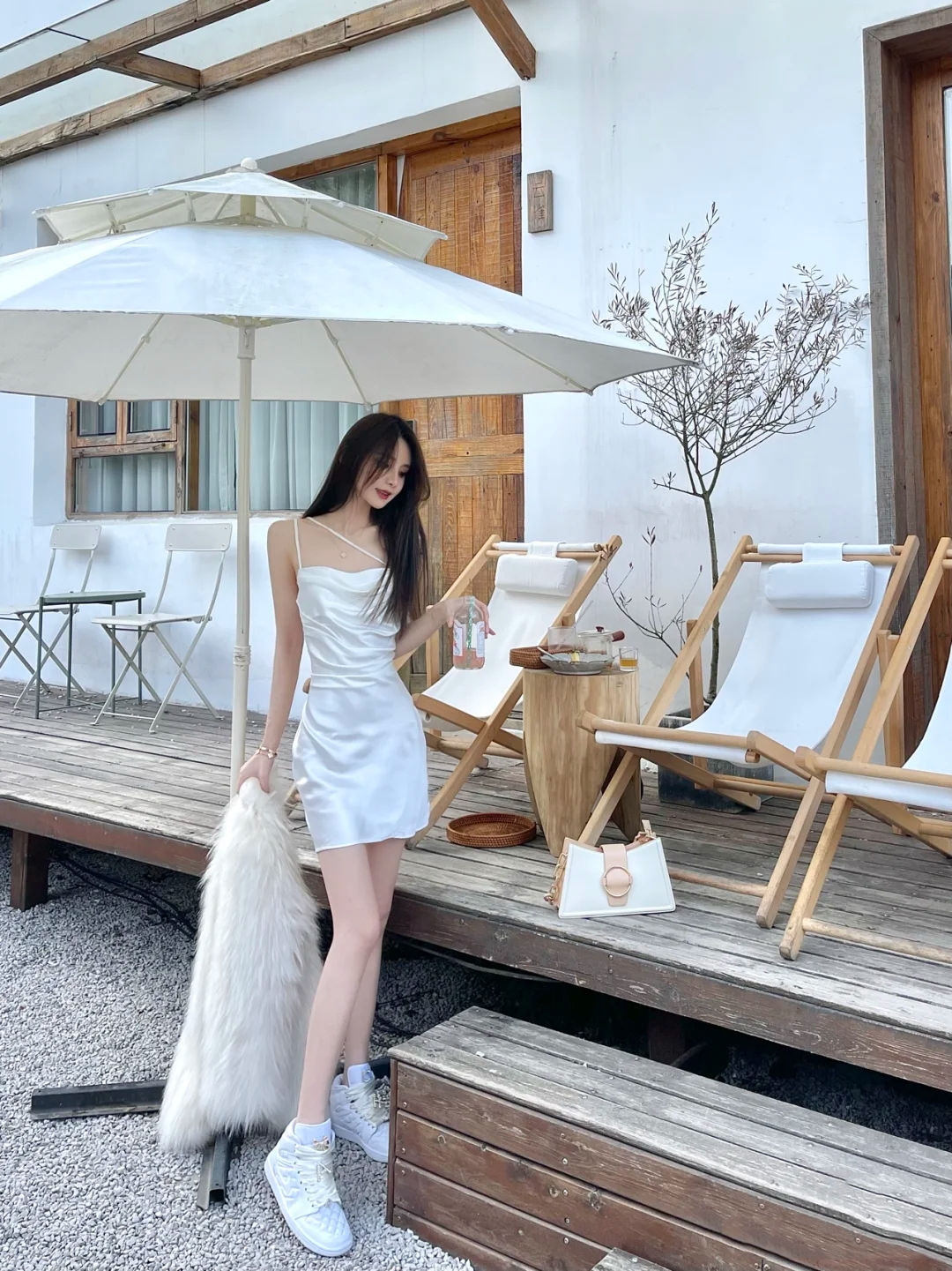 身材苗条的小姐姐,时尚穿搭吊带搭配皮草,减龄更显高级感