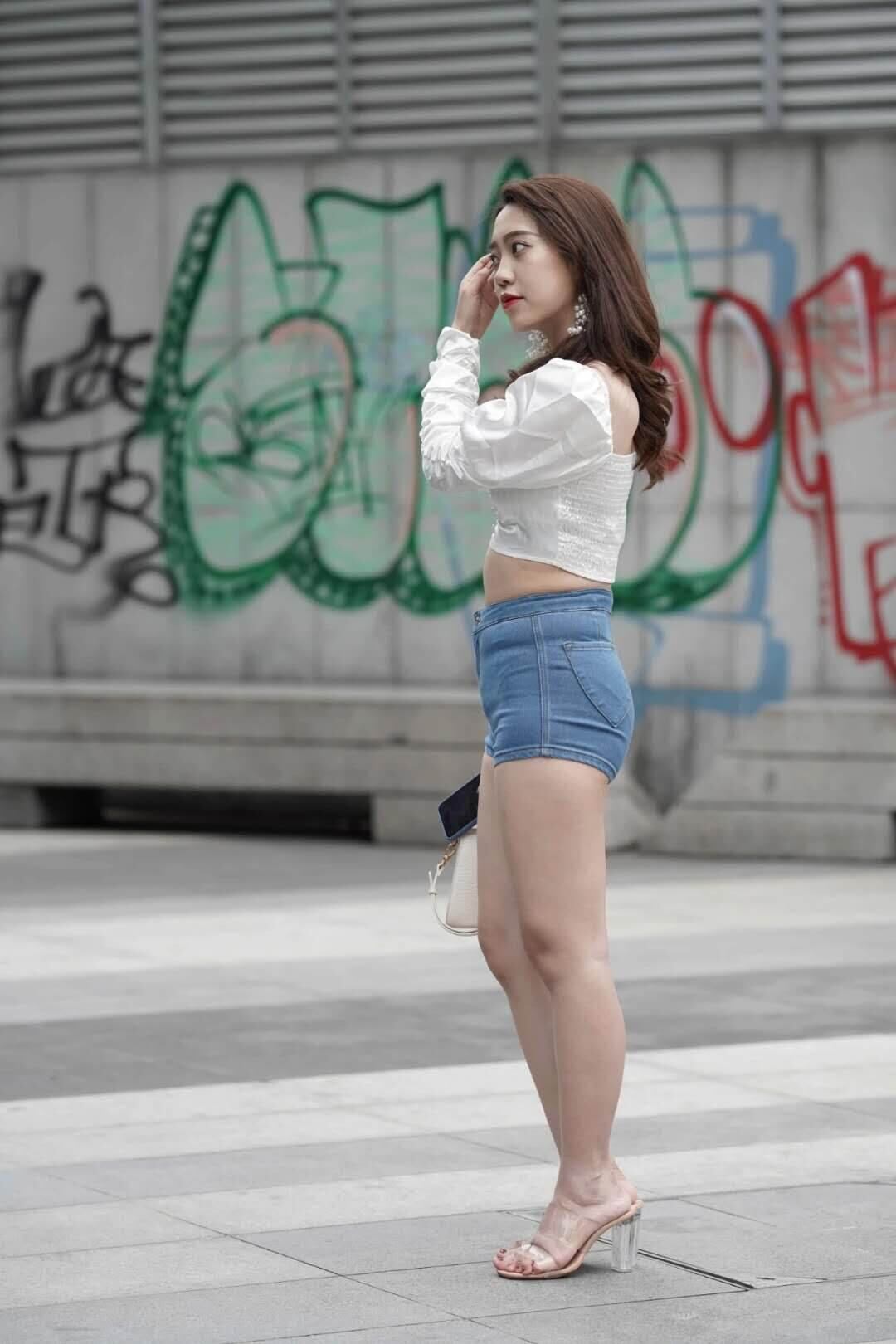 包臀裙 收腰牛仔短裤包臀裙瑜伽裤这三种装扮, 时尚显瘦,很有时尚气质