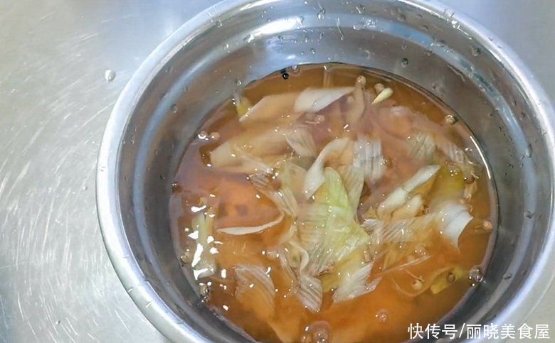 炸丸子，最忌直接加盐和淀粉，诀窍告诉你，金黄酥脆放凉不回软