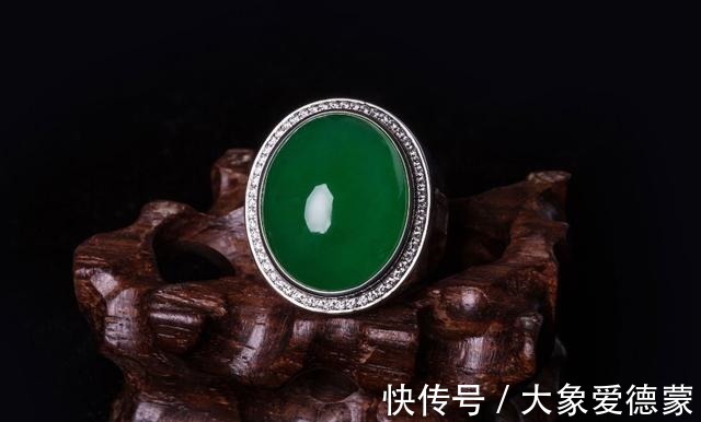 戒指 面对不同的翡翠首饰,我们该如何进行挑选呢