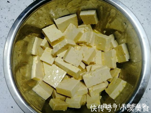 甜面酱|老豆腐这样做，比肉还好吃，香辣过瘾，二斤豆腐不够我家一顿吃的