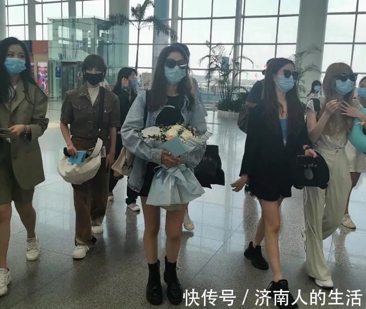 希林|硬糖少女搬新家王艺瑾躺赵粤怀里,希林气鼓鼓不看镜头,张艺凡赢了