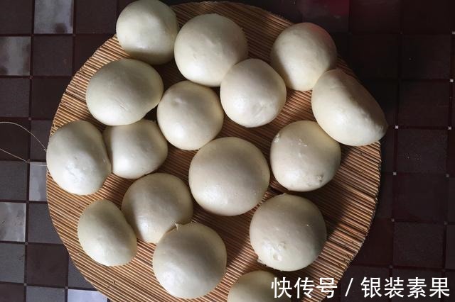 发面直接加酵母粉和白糖是大错,教你一小妙招,发面只需10分钟