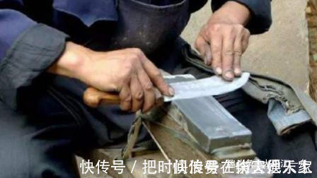 刀石|不管菜刀有多钝,大厨教你这样做,不用磨刀石,菜刀一样锋利如新