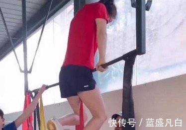 双力臂|太强!张雨霏1年前做1个引体向上都费劲,如今力量爆发双力臂!