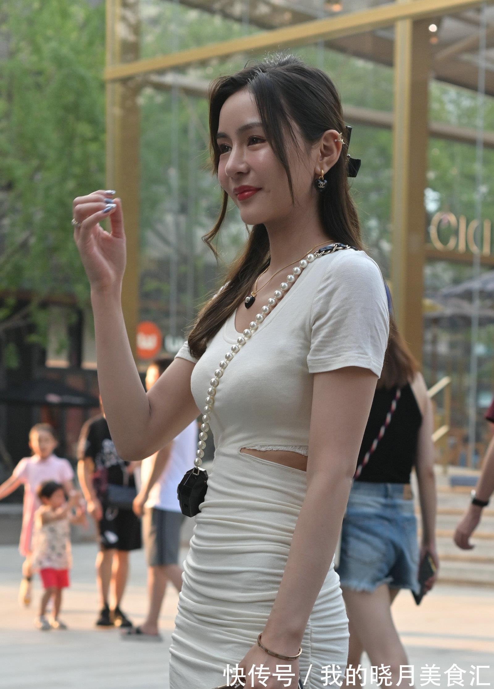 绿色|绿色的挂脖长裙,优雅十足又显气质,身材高挑的女生值得尝试