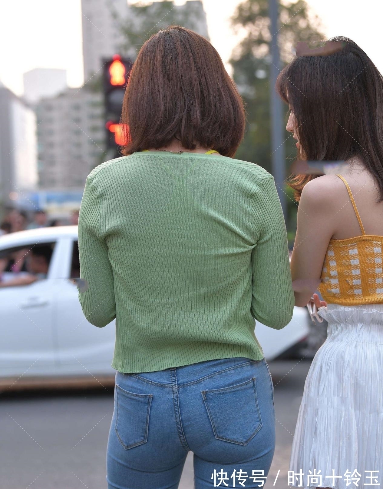 开衫 亮黄色背心搭配牛油果绿色小开衫,大胆复古,演绎别样风情