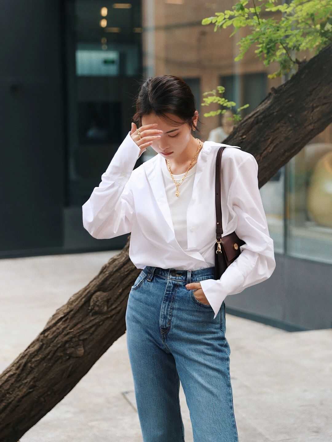 衬衫搭配|春天穿衣别再盲目跟风了!白衬衫+牛仔裤是今年顶流,简单大气