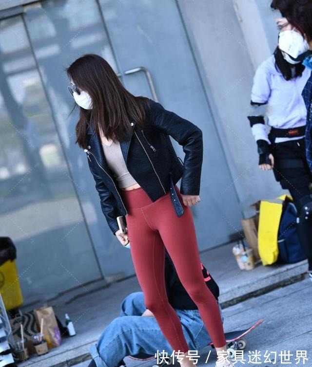 皮夹克 棕红色瑜伽裤搭配黑色皮夹克,时尚洋气,彰显休闲运动范!