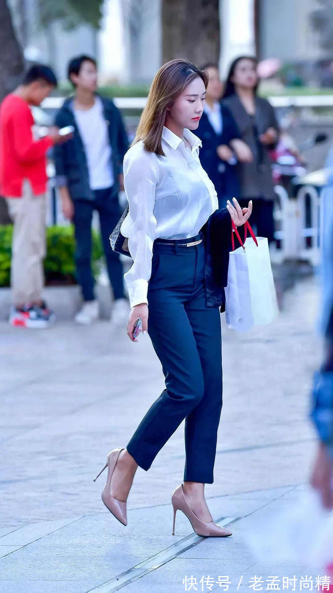 时尚|街拍:白色衬衫配藏青色小脚裤, 通勤装也能穿出清新的美, 时尚又大方