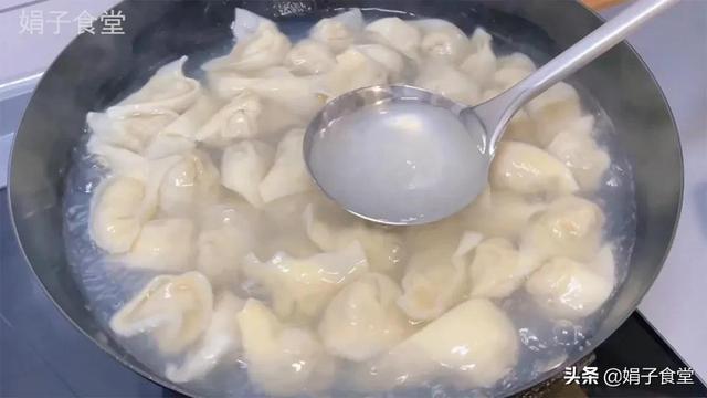 猪肉饺子好吃有窍门,调馅多加这一步,比饺子馆的好吃,又鲜又香