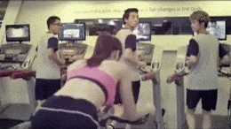 |搞笑GIF: 这样的新娘要不得 客人刚新娘就原形毕露了