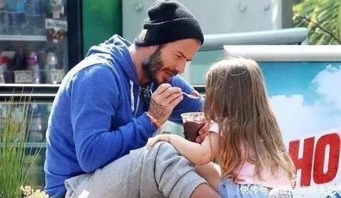 宝妈|爸爸喝醉趴厕所,妈妈生气不理,2岁女儿的举动让人直呼太暖心