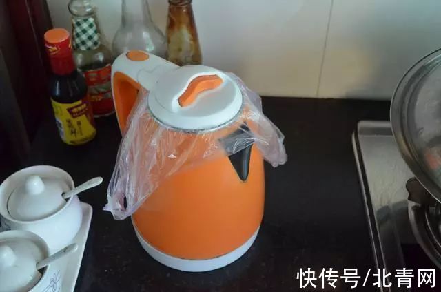 厨房|坏掉的电热水壶别再扔了,留在家里非常实用,能省不少钱