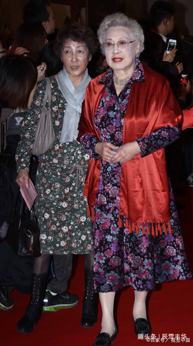 高雅|98岁秦怡美到了骨子里,病房里穿粉色“奶奶衫”,气质优雅又端庄