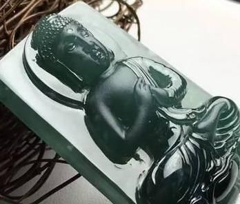  蓝水翡翠|小万淘来的原石，一刀下去惨不忍睹，货主却哭笑不得