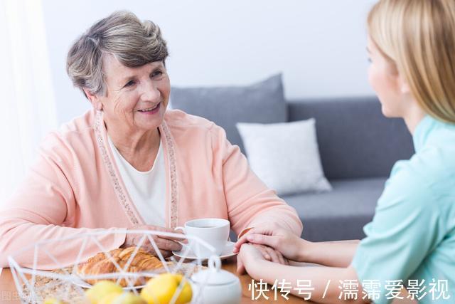 老年痴呆症|老人如何预防老年痴呆?营养师:4类食物要少吃,可能加速衰老