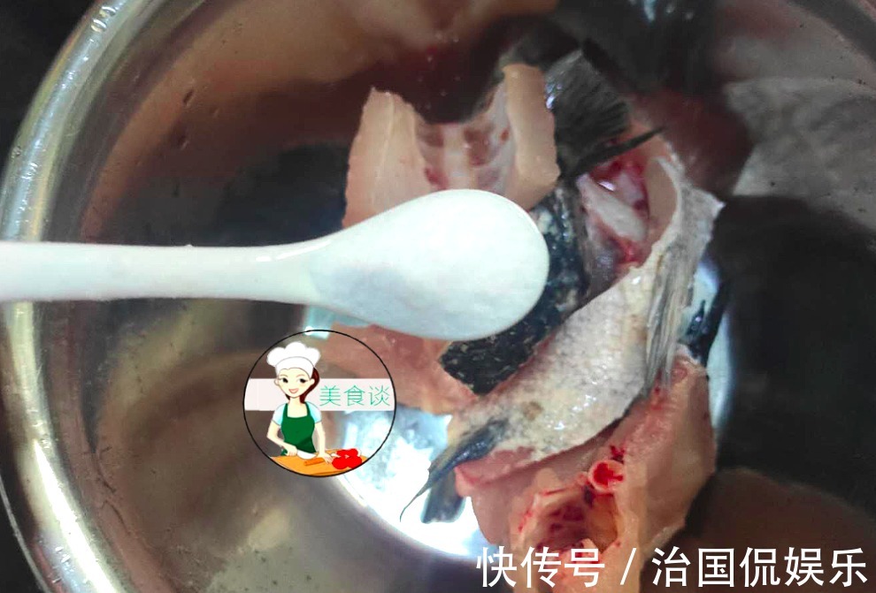 煮鱼片时，第一步先下锅就错了，厨师长教您一招，鱼嫩滑不腥不散