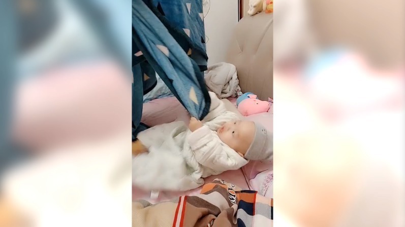 学步车|妈妈故意拿走宝宝被子,结果萌娃发脾气了,奶凶奶凶的好可爱