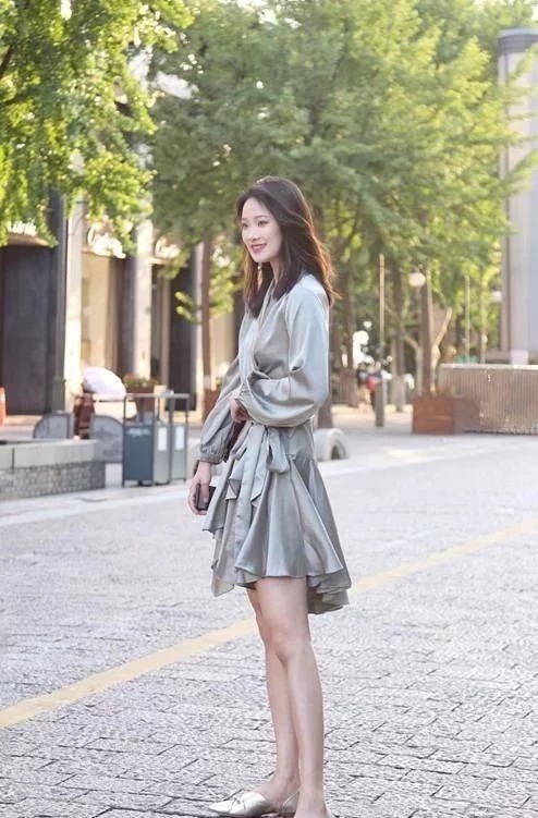 街拍:爱逛街的美女,无论成熟还是清新,都彰显出美丽与个性