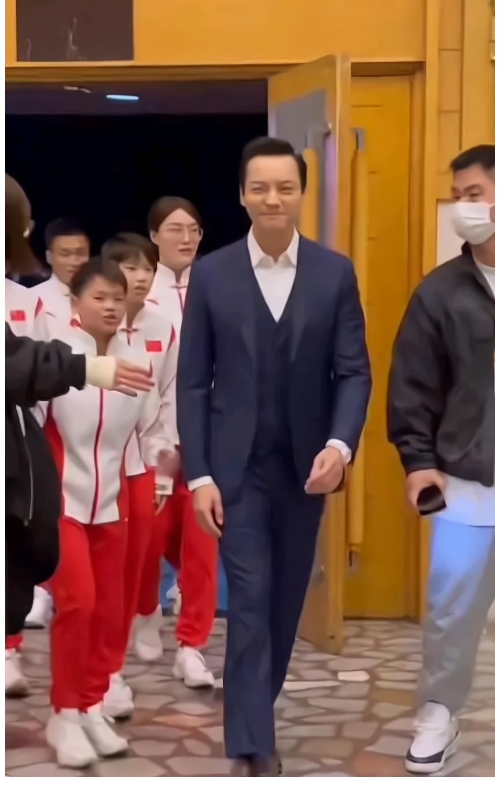 见到男神激动不已!全红婵和陈伟霆用粤语热聊,红姐太投入走错路