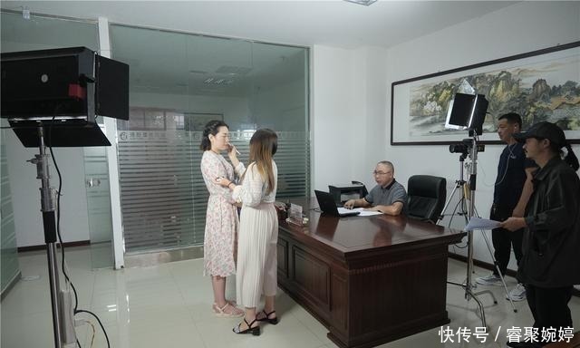 抖音|公司老板带员工跨界玩抖音,大笑称达到了人生的巅峰