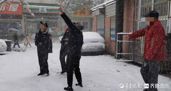 树枝|树枝被雪压断砸了两辆车，济南热心民警紧急出动帮市民摆脱困境