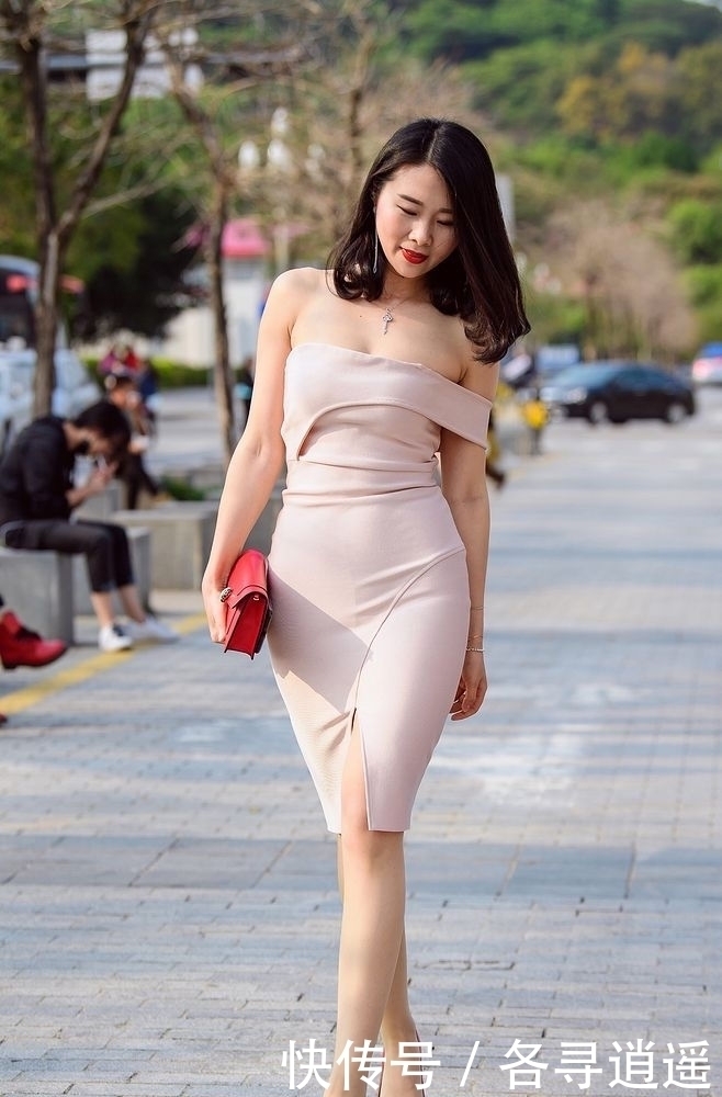 时尚|街拍:美女的打扮低调洋气,展现女性温柔的时尚美!