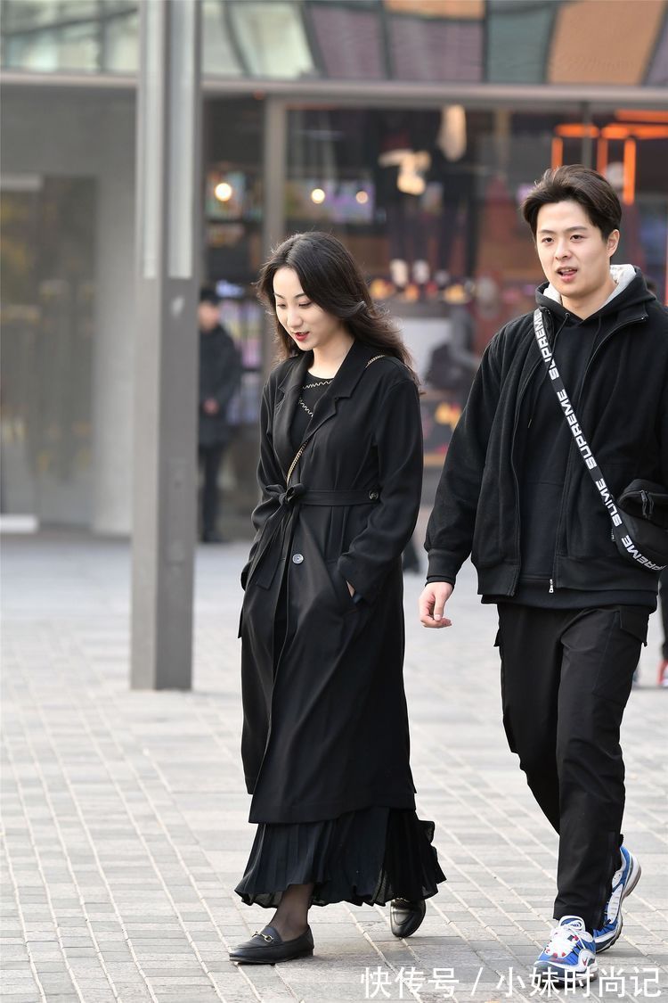 美女|街拍:美女黑和蓝色相间的皮草,搭配一条黑色拼接皮裤,时尚个性