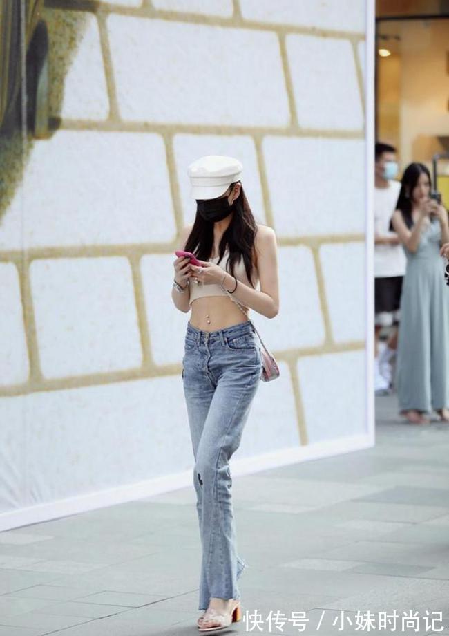 路人 路人街拍,小姐姐内搭一条超短裤,时髦有看点