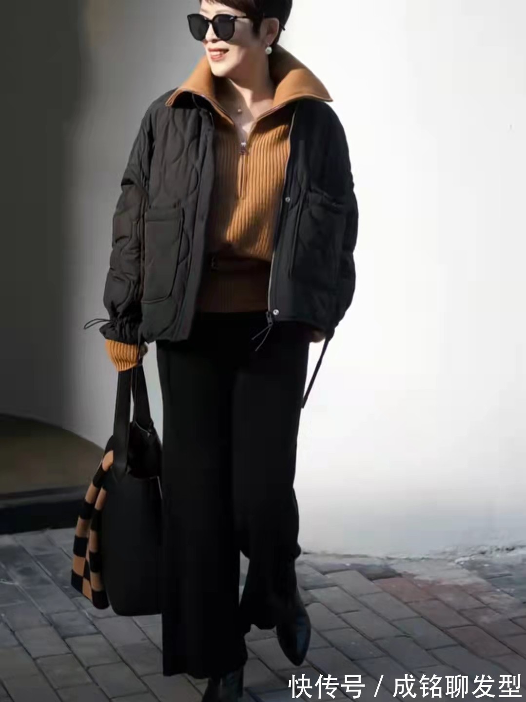 焦糖色|60岁而不老,她利落短发搭配得体穿搭,高雅时尚,看不出真实年龄