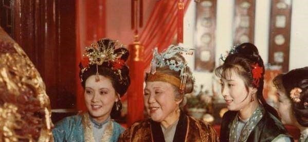 邢夫人@中秋之夜贾探春为何陪贾母到深夜,这一个细节,其实寓意颇深