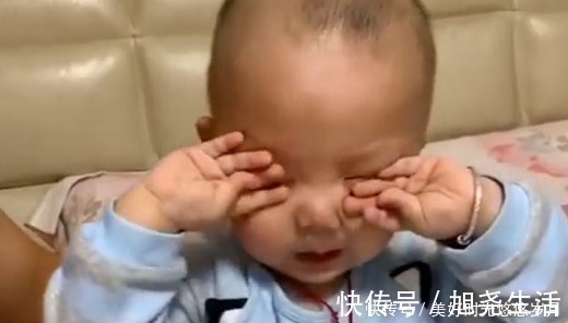 憋屈|“煽情奶爸”为娃讲故事火了,娃一脸憋屈糟老头子真的坏得很!