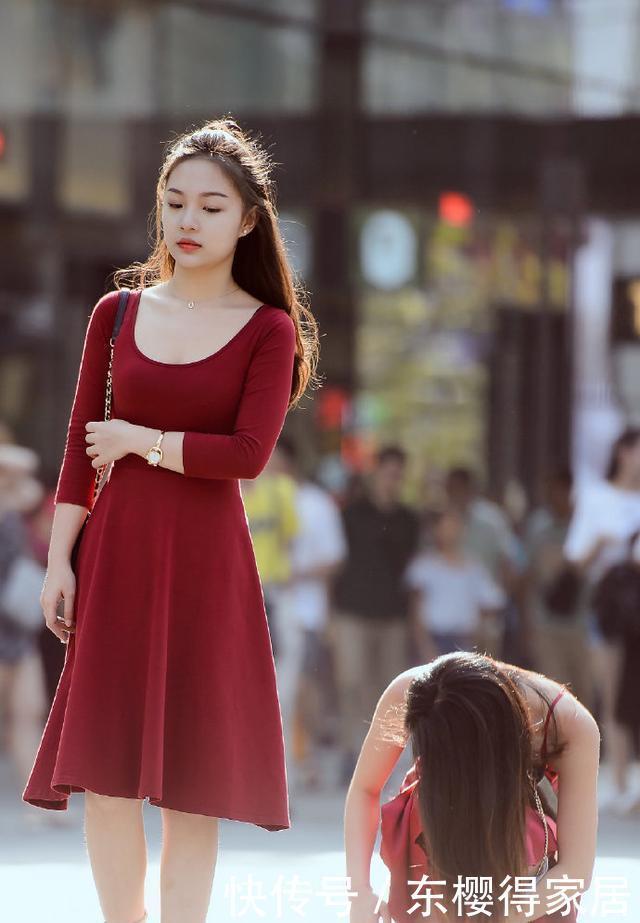 一袭红色长裙,搭配波浪卷发,尽显优雅高贵