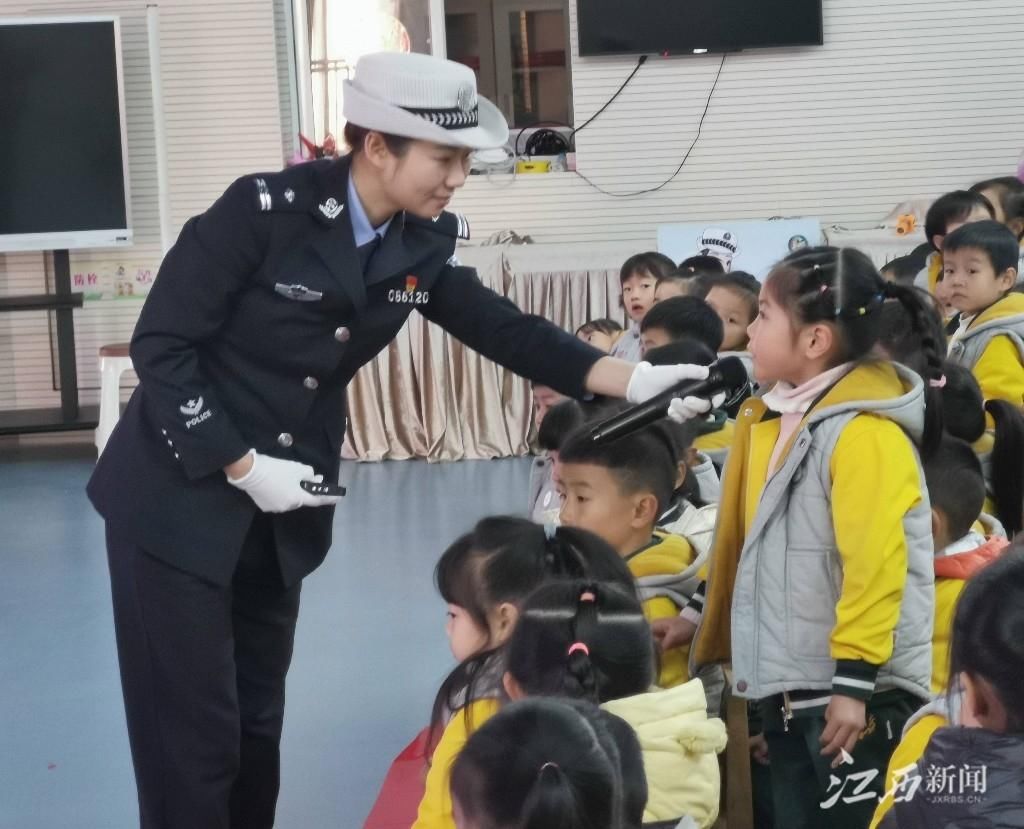 德兴市幼儿园|萌娃学做“小交警”