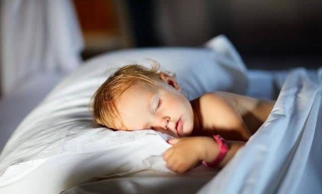 发育|宝宝睡觉时有这几种情况，可能会影响发育，宝妈要赶紧唤醒娃