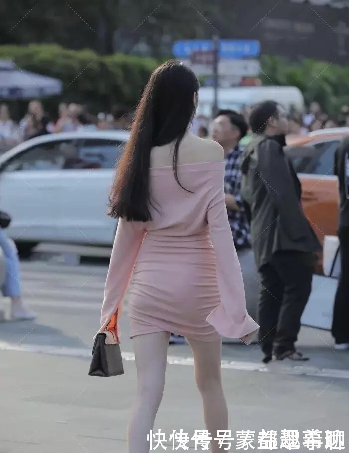 一字|罗衣何飘飘，轻裾随风还，粉色一字肩收腰连衣裙的性感优雅穿搭