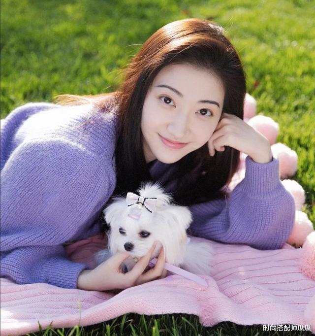 别总穿黑白灰了,今夏流行这个“紫”,时髦显白很高级