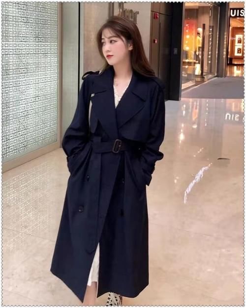 早春穿风衣，颜色和搭配这样选，远离路人感