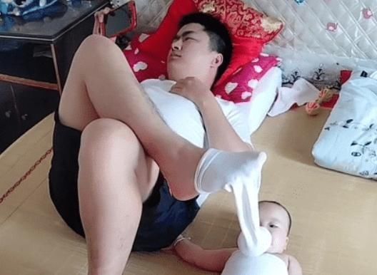 袜子|“爸爸带娃,只要活着就好”,奶爸臭袜子用处多,花式喂娃火了