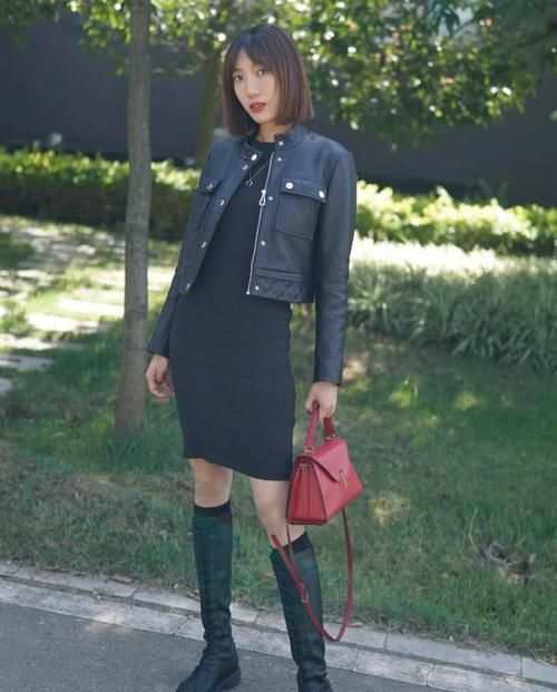 最近火了一种新搭配,叫“袜子+靴子”,显高又拉腿,时髦精必备