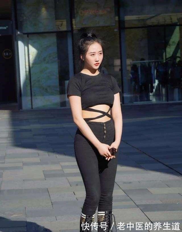 包包 黑色露脐短袖搭配黑色高腰打底裤,整体显瘦显高,气质妩媚!